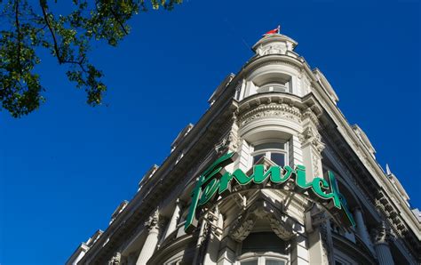 Former Harrods executive pulls out of top job at department store chai.